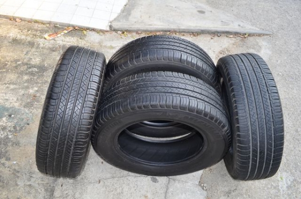 ยางสวย 225 65 R17 สภาพสวย 4เส้น 3,800 ด่วน~~ ยางสวย 225 65 R17 สภาพสวย 4เส้น 3,800 ด่วน~~