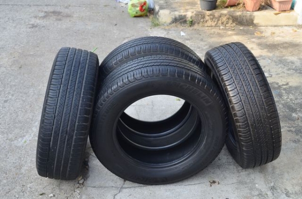 ยางสวย 225 65 R17 สภาพสวย 4เส้น 3,800 ด่วน~~