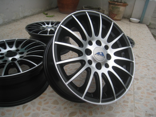 ขายล้อแม็ก AKina 14"x6" et40 4รู100/114.3 สีดำหน้าเงา ทำสีมาใหม่ครับ ไม่มีซ่อมครับ ขายทั้งชุด 5,500 บาทครับ สนใจติดต่อเล็กคลองสามครับ (081-3747940)