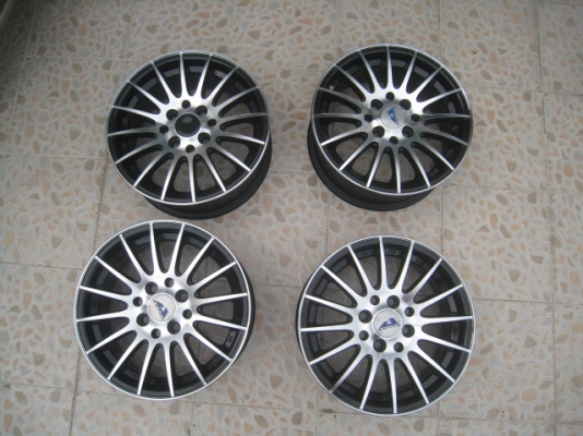 ขายล้อแม็ก AKina 14"x6" et40 4รู100/114.3 สีดำหน้าเงา ทำสีมาใหม่ครับ ไม่มีซ่อมครับ ขายทั้งชุด 5,500 บาทครับ สนใจติดต่อเล็กคลองสามครับ (081-3747940)