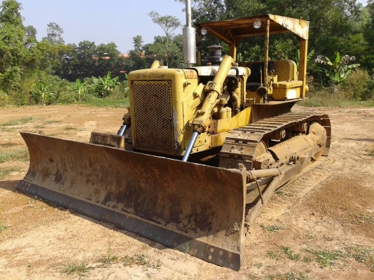 ขายรถแทรกเตอร์  CAT D6B ตีนไก่ เกียร์ตัด เอกสารอิมวอย รถพร้อมใช้