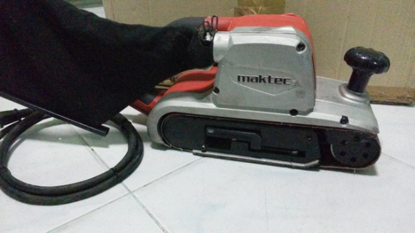 เครื่องขัดกระดาษทรายชนิดสายพาน(รถถัง)ยี่ห้อmaktec mt941สภาพเกิน 90เปอร์เซนต์ครับ