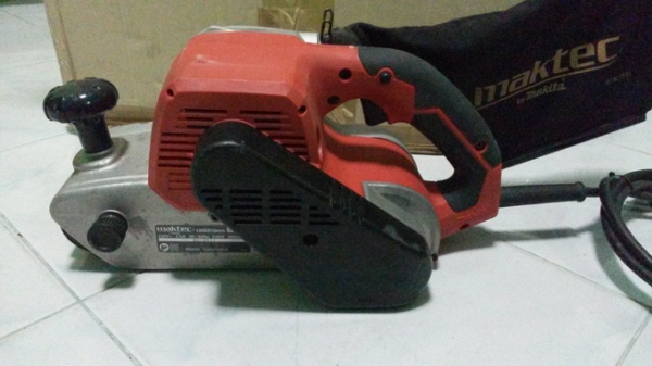 เครื่องขัดกระดาษทรายชนิดสายพาน(รถถัง)ยี่ห้อmaktec mt941สภาพเกิน 90เปอร์เซนต์ครับ