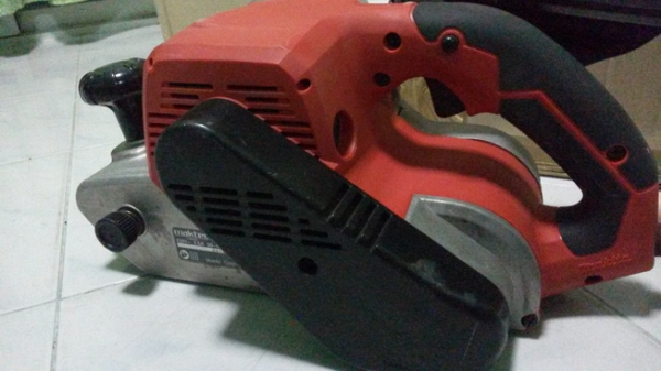 เครื่องขัดกระดาษทรายชนิดสายพาน(รถถัง)ยี่ห้อmaktec mt941สภาพเกิน 90เปอร์เซนต์ครับ