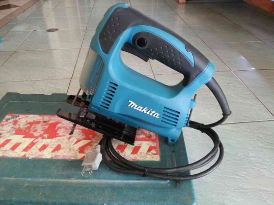 ขายเลื่อยจิ๊กซอMAKITAรุ่น4327ปรับสปีดได้ช้าเร็ว ตัวนี้สภาพเกือบ100\%คับ