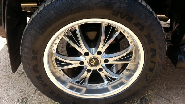 ขายด่วน ล้อแม็กขอบ20 พร้อมยาง 275-55 สภาพสวย