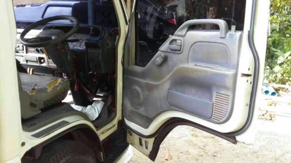 รถอีซูซุ 6 ล้อดั้ม NKR 100 แรงม้า ปี 50.  สนใจติดต่อ 081 - 6079515