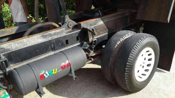 รถอีซูซุ 6 ล้อดั้ม NKR 100 แรงม้า ปี 50.  สนใจติดต่อ 081 - 6079515