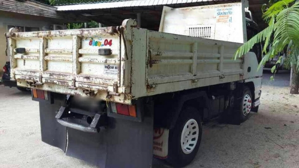 รถอีซูซุ 6 ล้อดั้ม NKR 100 แรงม้า ปี 50.  สนใจติดต่อ 081 - 6079515