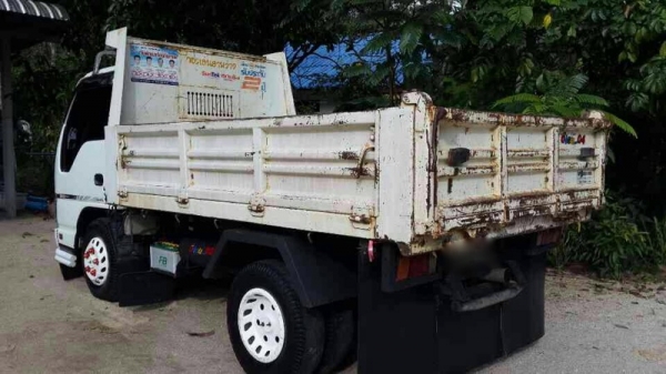 รถอีซูซุ 6 ล้อดั้ม NKR 100 แรงม้า ปี 50.  สนใจติดต่อ 081 - 6079515