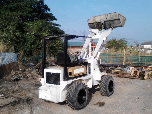 ขายรถตักเล็ก TCM 810 เครื่องยนต์ดีเซล 4 สูบ ขนาดกระทัดรัด ใช้งานได้ทันที