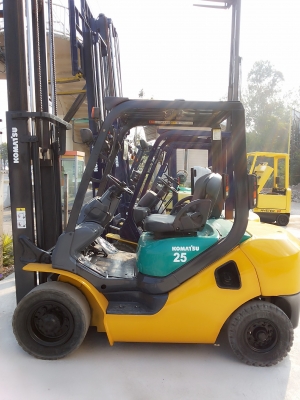 ขายKomatsu fg25-16 ขนาด2.5ตัน เสาสูง3เมตร เกียร์ออร์โต้ เครื่องเบนซิลk21รถญี่ปุ่นแท้ ราคาต่อรองได้0816161541