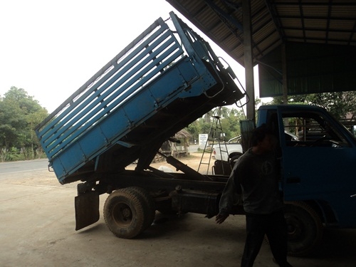 ขายรถหกล้อดั้มเครื่อง85HP เครื่องดี คัชซีดี มีทะเบียนแจ้ง ม 79 พร้อมเดินทางเกิดใหม่ ใช้งานอยู่ประจำ