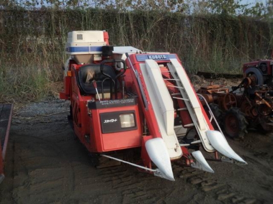 รถเกี่ยวข้าว คูโบต้า 9 แรง  ประหยัดค่าแรงงาน