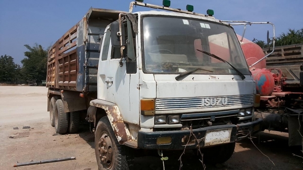 ***ขายแล้วครับขอบคุณ Truck2hand ขาย10ล้อดั๊ม2เพลา รถจอดไม่ได้ใช้ ไม่มีคนขับ ISUZU ROCKY FXZ13NFY 210 วางเครื่อง 240 (ลงเล่ม) เบรคลม เกียร์ฟูลเลอร์ ช่วงล่างเดิมคัสซีดีเดิมโรงงาน มีบวมซับในบ้าง ไม่ผุไม่ดาม กระบะดั๊มเหล็กสามมิตรลอนนอน สภาพดี สีไม่สวย ยางดี8เ