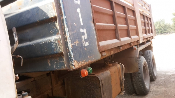 ***ขายแล้วครับขอบคุณ Truck2hand ขาย10ล้อดั๊ม2เพลา รถจอดไม่ได้ใช้ ไม่มีคนขับ ISUZU ROCKY FXZ13NFY 210 วางเครื่อง 240 (ลงเล่ม) เบรคลม เกียร์ฟูลเลอร์ ช่วงล่างเดิมคัสซีดีเดิมโรงงาน มีบวมซับในบ้าง ไม่ผุไม่ดาม กระบะดั๊มเหล็กสามมิตรลอนนอน สภาพดี สีไม่สวย ยางดี8เ