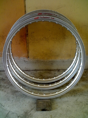 ล้อ 17"  2 วง พร้อมดุมดิส หน้า+หลัง  1000 บาท