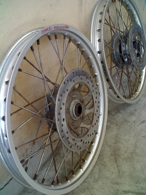 ล้อ 17"  2 วง พร้อมดุมดิส หน้า+หลัง  1000 บาท