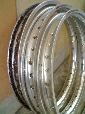 ล้อ 17"  2 วง พร้อมดุมดิส หน้า+หลัง  1000 บาท