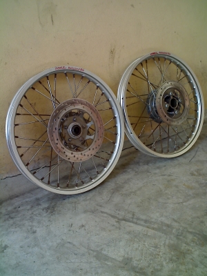 ล้อ 17"  2 วง พร้อมดุมดิส หน้า+หลัง  1000 บาท