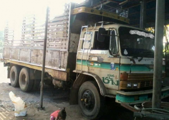***ขายแล้วครับขอบคุณ Truck2hand ขาย10ล้อเพลาเดียว HINO FL186 HO7C 185HP เครื่องเดิมเกียร์เดิม เครื่องแน่นดี แรง ช่วงล่างเดิมคัสซีสวยไม่ปะไม่ดาม กระบะล่องพื้นไม้คอกไม้สภาพดี ไม่ผุ หัวบางเดิมมีสีแตกสีลอกบ้าง ภายในดีคอนโซลครบ เบรคทริฟฟี่ พ.พาวเวอร์ ยางคู่หน้