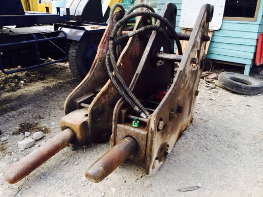 ขายหัวเจาะ ใส่รถแมคโคร200สภาพพร้อมใช้ สนใจติดต่อ บอย 085-156-2314