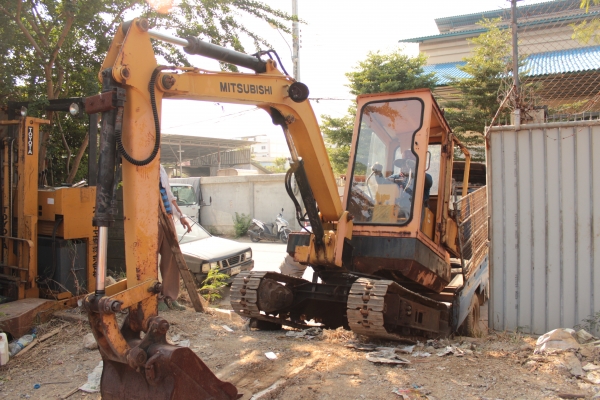 ขายแบคโฮ MITSUBISHI PC30 4สูบ ตู้เก๋ง เดิมๆจากนอก สภาพ 85\%-90\% ราคา 235,000บาท ขายแบคโฮ MITSUBISHI PC30 4สูบ ตู้เก๋ง เดิมๆจากนอก สภาพ 85\%-90\% ราคา 235,000บาท