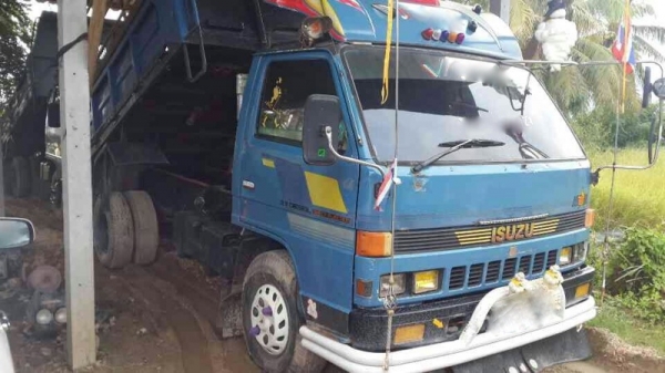 รถอีซูซุ 6 ล้อดั้ม 115 แรงม้า ปี 37  สนใจติดต่อ 081 - 6079515