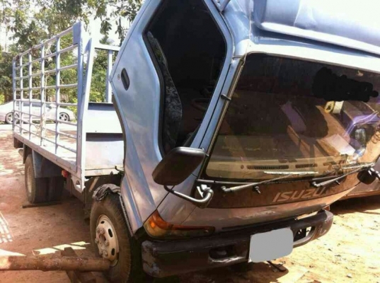 รถอีซูซุ 6 ล้อ รั่ว 120 แรงม้า ปี 40  ( ฝาขาว. )   สนใจติดต่อ 081 - 6079515