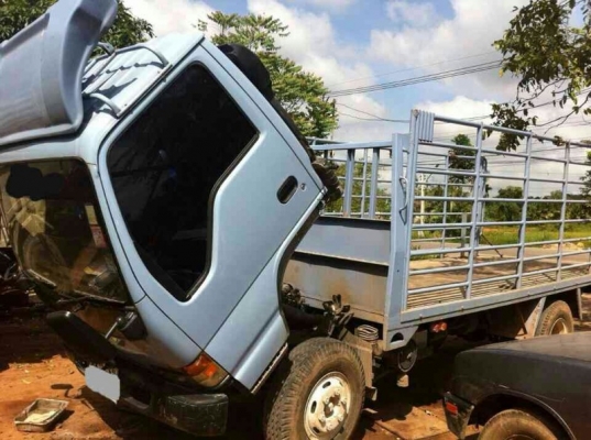 รถอีซูซุ 6 ล้อ รั่ว 120 แรงม้า ปี 40  ( ฝาขาว. )   สนใจติดต่อ 081 - 6079515