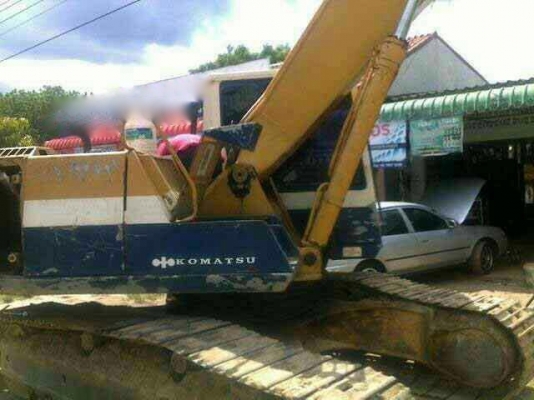 รถแบคโฮ KOMATSU  200 - 5  สนใจติดต่อ 081 - 6079515