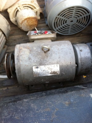 ขาย !! มอเตอร์ 1.5 hp. 220v. ยี่ห้อ โตชิบ้า พร้อมใช้งาน