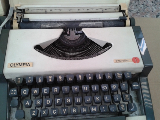 เครื่องพิมพ์ดีด OLYMPIA English