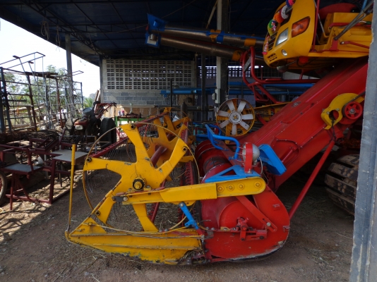 ขายด่วน รถเกี่ยวข้าวศักดิ์พัฒนา 210 แรงม้าเทอร์โบ ( อุ้ม 2.5 ตัน)