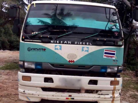 รถนิสสัน 10 ล้อดั้ม 230 แรงม้า.  สนใจติดต่อ 081 - 6079515