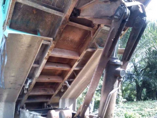 รถนิสสัน 10 ล้อดั้ม 230 แรงม้า.  สนใจติดต่อ 081 - 6079515