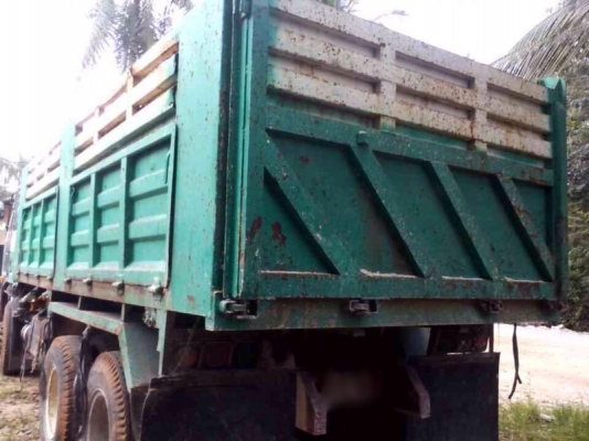 รถนิสสัน 10 ล้อดั้ม 230 แรงม้า.  สนใจติดต่อ 081 - 6079515