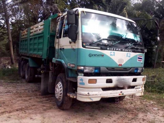 รถนิสสัน 10 ล้อดั้ม 230 แรงม้า.  สนใจติดต่อ 081 - 6079515