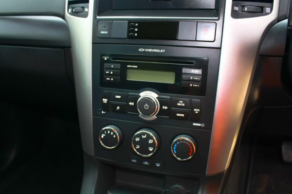 CHEVROLET - CAPTIVA - 2.4 LS AT ปี2010 สีขาว เกียร์อัตโนมัติ เครื่องเบนซิน 2400cc