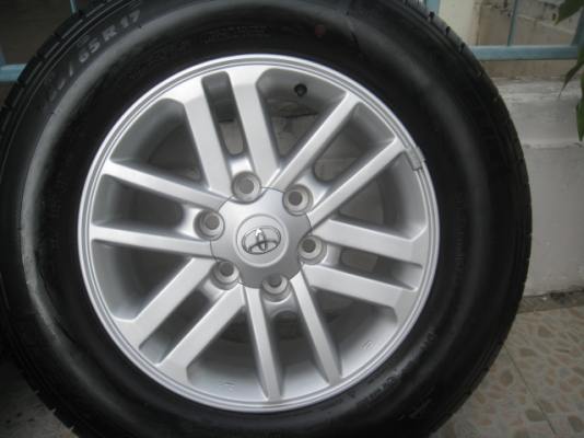 ขายล้อแม็กป้ายแดง Toyota Fortuner 17"x7.5" et30 6รู139.7+ ยางปี2213 สนใจติดต่อเล็กคลองสามครับ (081-3747940) ออกจากศูนย์ถอดเลยครับ