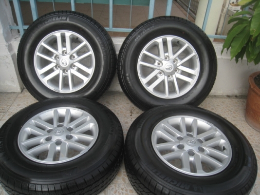 ขายล้อแม็กป้ายแดง Toyota Fortuner 17"x7.5" et30 6รู139.7+ ยางปี2213 สนใจติดต่อเล็กคลองสามครับ (081-3747940) ออกจากศูนย์ถอดเลยครับ