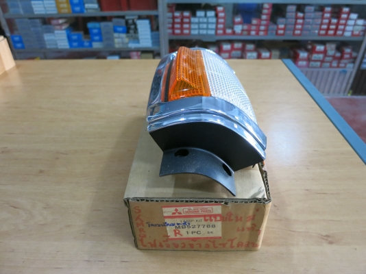 ไฟเลี้ยวมุม มิตซูบิชิ ไซโคลน CYCLONE ข้างขวา แท้ห้าง ขายถูกๆครับ โครเมียมตัดดำ ไฟเลี้ยวมุม มิตซูบิชิ ไซโคลน CYCLONE ข้างขวา แท้ห้าง ขายถูกๆครับ โครเมียมตัดดำ