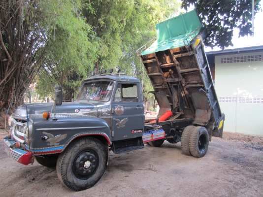 หกล้อหัวยาว TX แท้ คัซชีดีไม่มีแตกหัก เครื่อง 6BD1  165 แรงเกียร์ร๊อก 6เกียร์เดินหน้า1 เกียร์ถอย คานท้ายฟูโซ่ 6 40  ยาง\% ใหม่4เส้น พึงเปลียนมา พวงมาลัยร๊อกเพาเวอร์ เบาแรง  ดั๊มขึ้นลงดี เบรคดี รถใช้งานวิ่งดินอยู่ทุกวัน ภาษีไม่ขาด ทะเบียนพร้อมโอน มีประกันปร