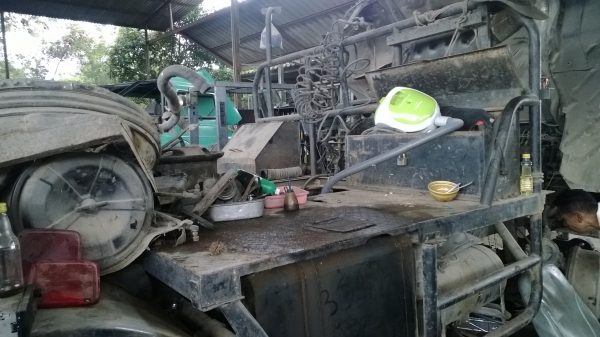 HINO PROFIA  HH341 สิบล้อหัวลาก2เพลา ขายตามสภาพ ไม่มีเครื่อง..ล้อมีครบ เล่มพร้อมภาษีไม่ขาด..หัวสวยมาก.