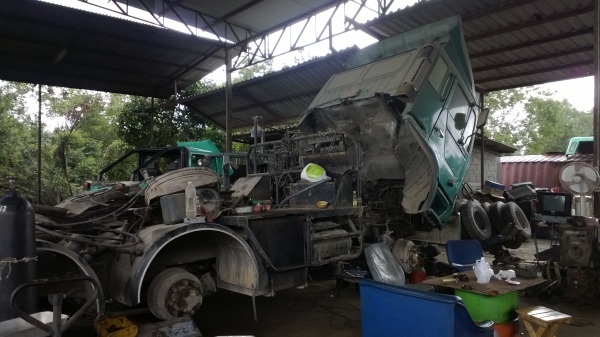 HINO PROFIA  HH341 สิบล้อหัวลาก2เพลา ขายตามสภาพ ไม่มีเครื่อง..ล้อมีครบ เล่มพร้อมภาษีไม่ขาด..หัวสวยมาก.