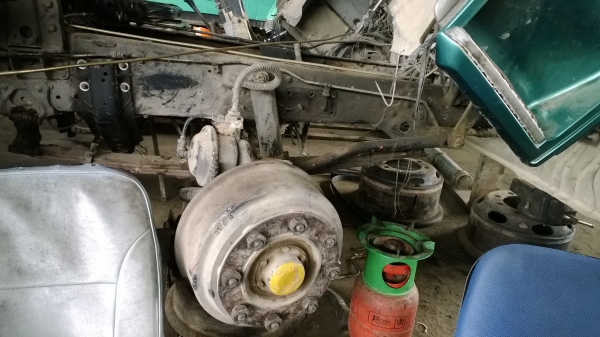 HINO PROFIA  HH341 สิบล้อหัวลาก2เพลา ขายตามสภาพ ไม่มีเครื่อง..ล้อมีครบ เล่มพร้อมภาษีไม่ขาด..หัวสวยมาก.