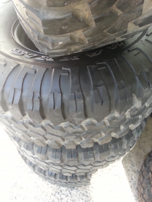 ขายครับสองชุด 33/12.5/15 ปี08  265/75/16 ปี11-12 ดอกสวยตามรูป
