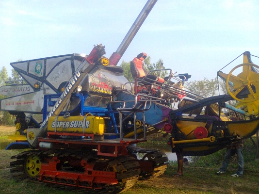 รถเกี่ยวข้าวนิววิเชียรการช่างเครื่องเจทู750000บาทพร้อมเทเลอร์1350000บาท