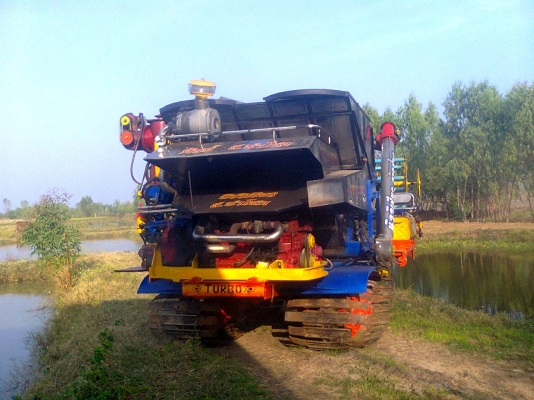 รถเกี่ยวข้าวนิววิเชียรการช่างเครื่องเจทู750000บาทพร้อมเทเลอร์1350000บาท