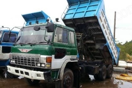 รถบรรทุก 10 ล้อดั๊มพ์ท้องเรือ ยี่ห้อ NISSAN ลงหัว HINO 2 เพลา 225 แรงม้า